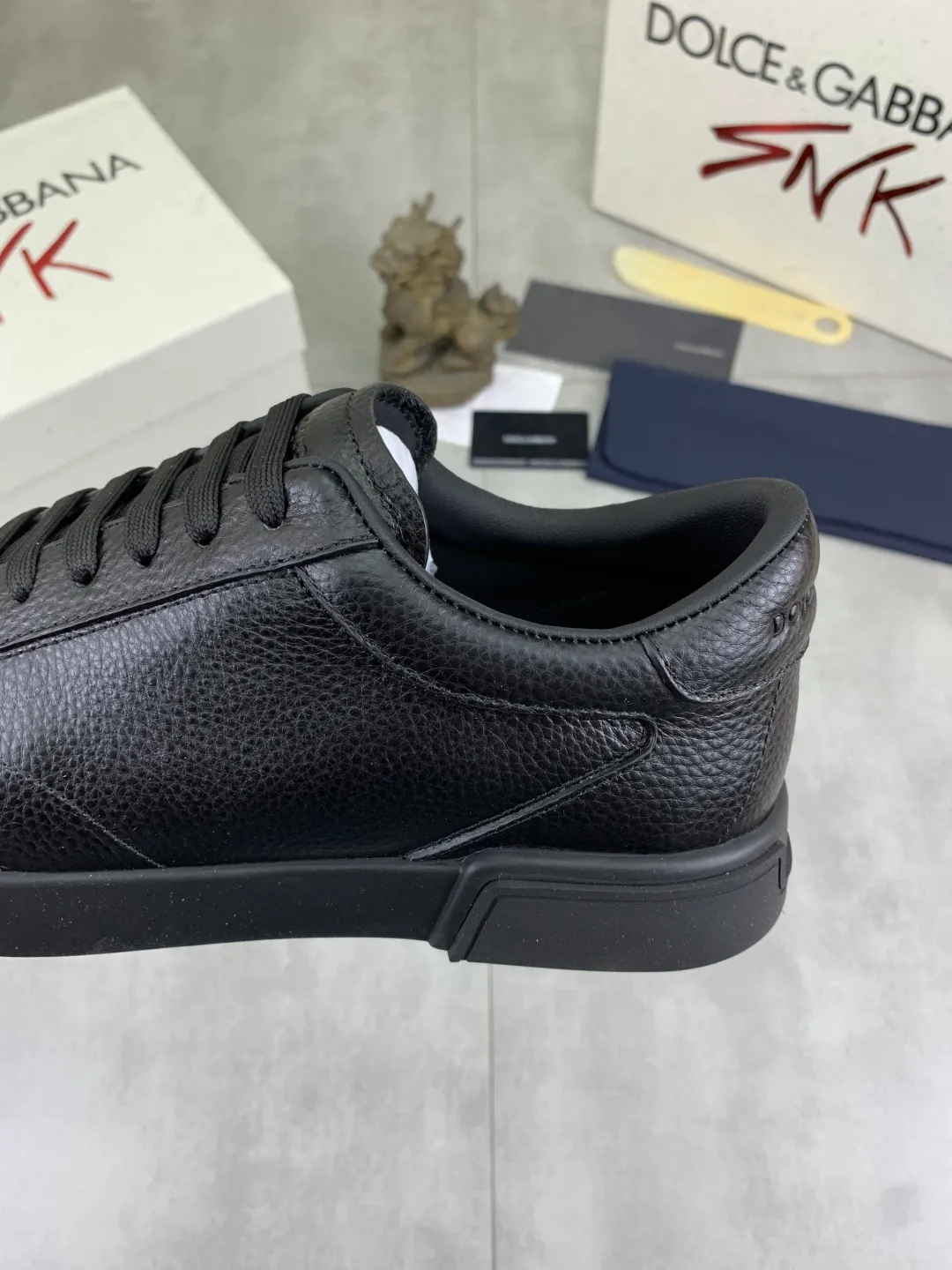 Men's shoes 💰P520 new model (DG-Dolce & Gabbana) latest popular 🔥🔥casual shoes, with brand signature details on the tongue, imported first-layer pebbled cowhide fabric, fashionable and versatile, can add luster to various looks. Create an exquisite design with unique dynamic vitality and modern atmosphere, showing modern elegance. Size: 38-44 (45 46 customized) Color: 4️⃣ colors available
